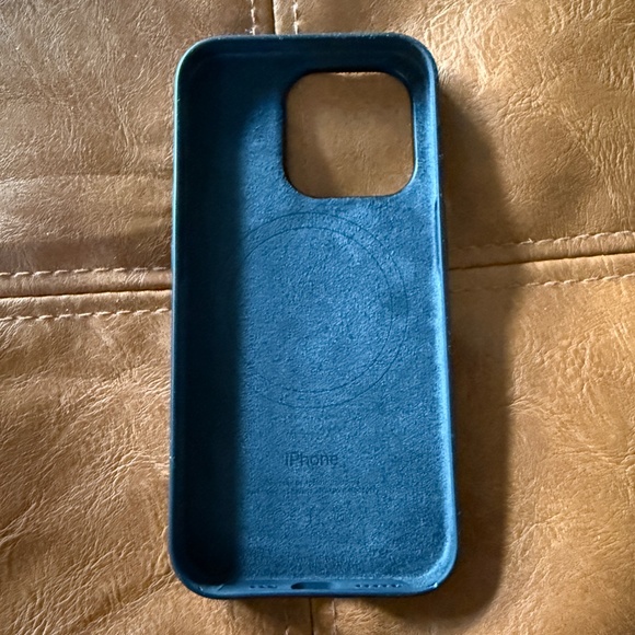 Authentic Apple Silicone Case with MagSafe for iPhone 15 Pro - Black - Picture 3 of 6